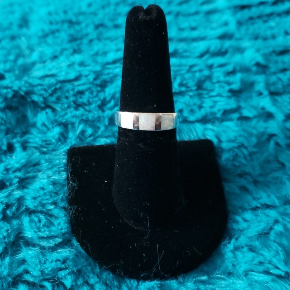 Mother of Pearl inlay in Sterling Silver size 7